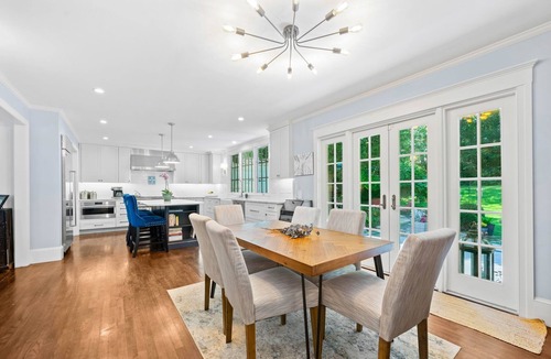 Lindridge-Martin Manor House | Welcoming Family Oasis I Fenced I Jacuzzi I Chef’s Kitchen