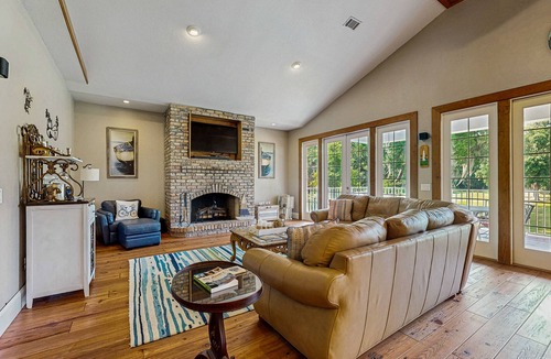 St. Simons Island House | Welcoming Home with Golf Course View, High-Speed WiFi, and Central AC
