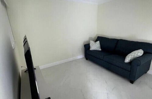 Midtown Apartment | Well located cozy apartment MIA4