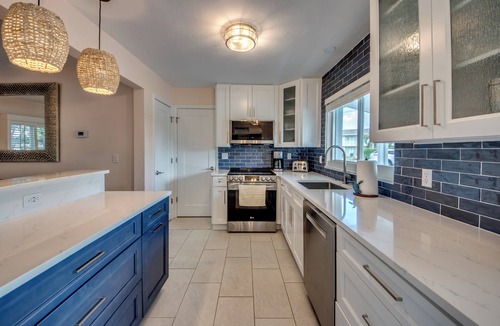 Yacht Club House | West Facing Elec Heated Pool, 2024 Tritoon rental, Walk/Bike to Bars&Restaurants