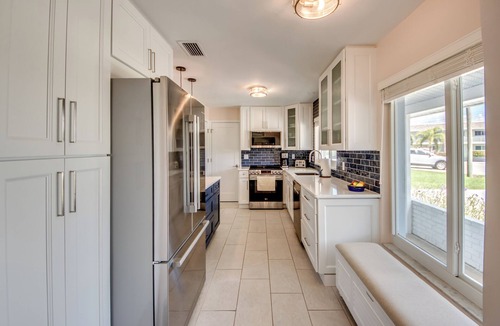 Yacht Club House | West Facing Elec Heated Pool, 2024 Tritoon rental, Walk/Bike to Bars&Restaurants