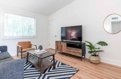 Lindridge-Martin Manor Apartment | West Home|Charming and Cozy 2-bed Apt in Buckhead
