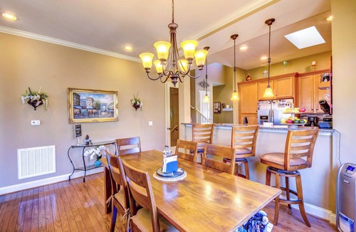 West Union House | West Union Townhome w/Patio & Lake View