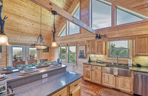 Smoky Mountains Cabin | Whiskey Mountain Lodge * Mountain View! *Private Mountain Setting *Hot Tub *Pool Table *Ping Pong