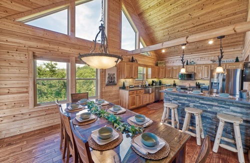 Smoky Mountains Cabin | Whiskey Mountain Lodge * Mountain View! *Private Mountain Setting *Hot Tub *Pool Table *Ping Pong