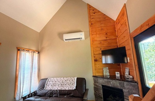 Oldfort Cabin | Whispering Timber 1-bedroom cabin in charming Old Fort with AC