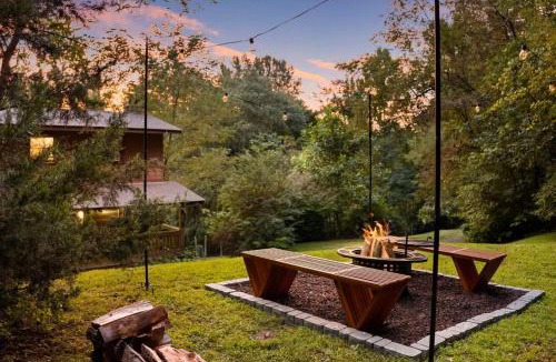 Whittier House | Whistler Retreat - Hot Tub, Fireplace, and Mountain Views!