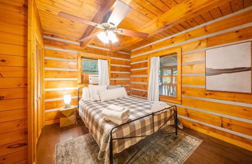 Whittier House | Whistler Retreat - Hot Tub, Fireplace, and Mountain Views!