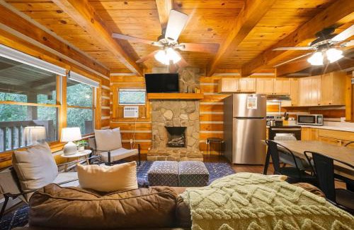 Whittier House | Whistler Retreat - Hot Tub, Fireplace, and Mountain Views!