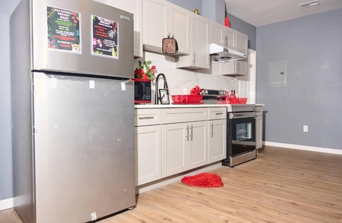 Poplar Apartment | "Wild Romance Hideaway" 5 MIN Away from Downtown