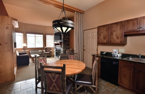 Sevierville Hotel | Wilderness at the Smokies – River Lodge Suites