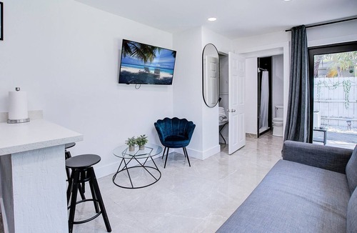Poinsettia Heights House | Wilton studio 1 Sofa bed & 1B near Airport & Beach