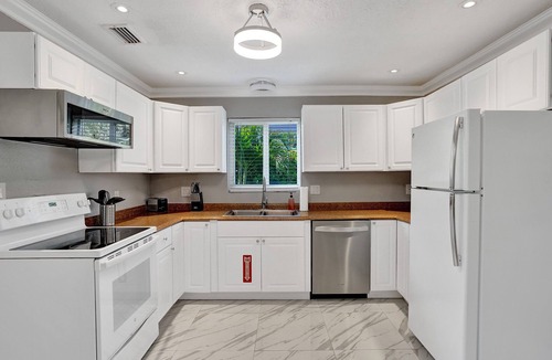 Oakland Park House | Wiltons Garden Getaway. Walk to Wilton Dr. BBQ