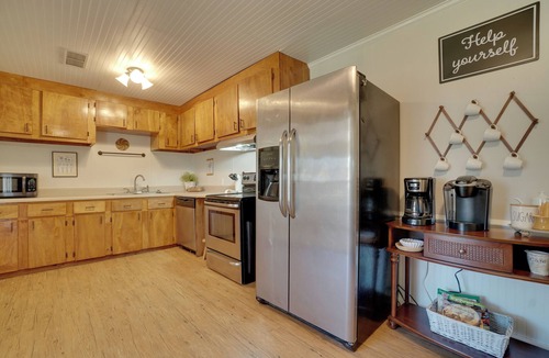 Dahlonega House | Wine Country Retreat w/Fire Pit + Sunroom!