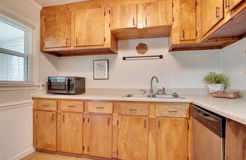 Dahlonega House | Wine Country Retreat w/Fire Pit + Sunroom!