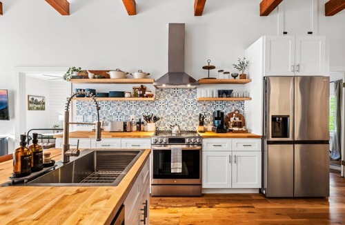 Balfour House | Wine & Wood-Wine Room Hot-Tub 5 Mins to Downtown