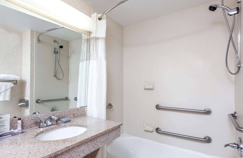 Austell Hotel | Wingate by Wyndham - Atlanta at Six Flags