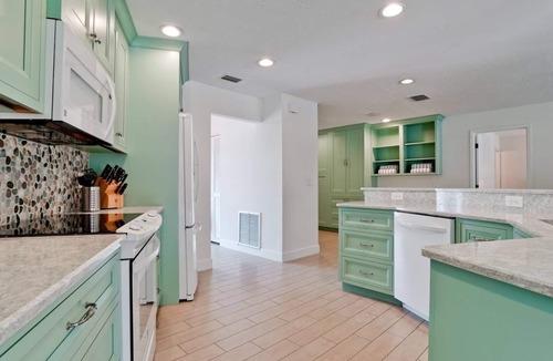 Bradenton House | Winter Special! !Only 4 miles to AMI! Huge Heated Pool! NEW Hot Tub!