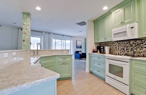 Bradenton House | Winter Special! !Only 4 miles to AMI! Huge Heated Pool! NEW Hot Tub!