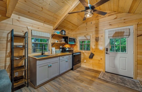 Mentone Cabin | Wolf Den Woodland Cabin | Hot Tub + Modern Charm