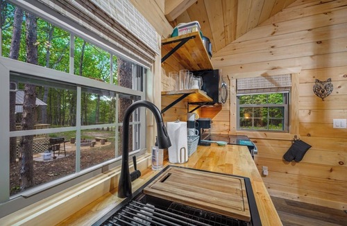 Mentone Cabin | Wolf Den Woodland Cabin | Hot Tub + Modern Charm