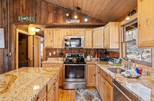 Wolf Laurel Cabin | Wolf Laurel-Authentic Cabin-Mountain Views-Ski Hatley Pointe-Hiking-A/T-Big Bald