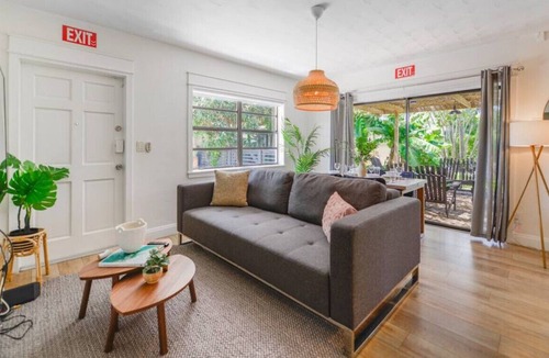 North Central Hollywood House | Wonderful 2BR House At Hollywood With Parking