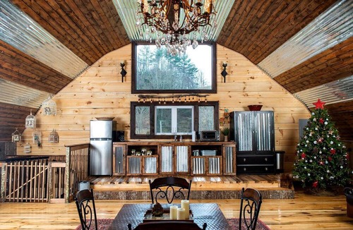Sugar Grove Cabin | Wonderful Barn with Hot-tub and Petting Zoo in Sugar Grove, North Carolina