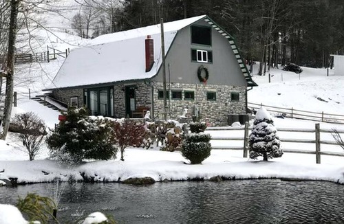 Sugar Grove Cabin | Wonderful Barn with Hot-tub and Petting Zoo in Sugar Grove, North Carolina