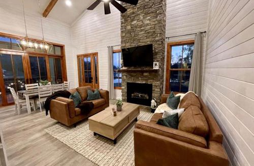 Tracy City House | Wonderful Tiny Cabin Ideal for Small Groups in Tennessee