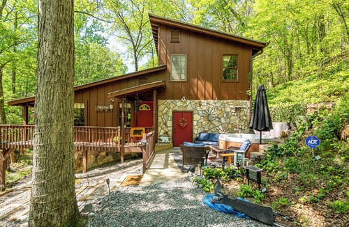 Ellijay Cabin | Woodland Creekside Cabin/HotTub/WiFi/Gameroom
