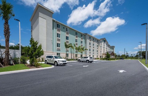 West Palm Beach Hotel | WoodSpring Suites West Palm Beach