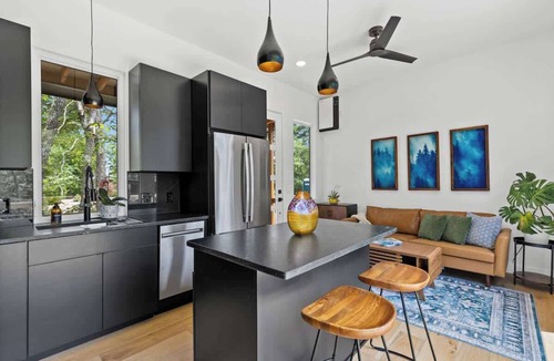 Young Harris House | Woodstar 1BR/1BA Deck Dogs Hot Tub Access