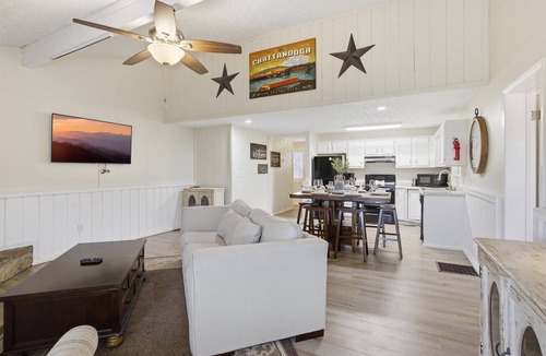 Caton Apartment | Working 9 to Pine by Beyond Expectations: Dog Friendly 3BR w/Views & Game Room