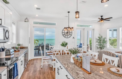 Marathon House | World-Class 5 Bed Villa Oceanfront Pool/Hot tub Sunset Escape Sleeps 12