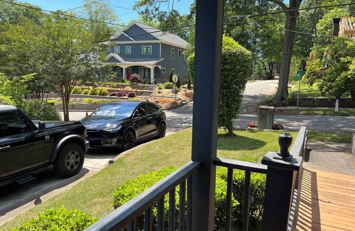 East Side House | “World Cup Stay - 10 Min to Stadium - 20 Min to Airport - Sleeps 6-10”
