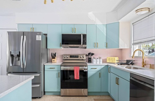 Largo House | WOW 6 BR Ice Cream House, Heated pool, 10 mins to Beach, BBQ, Karaoke, Fire pit