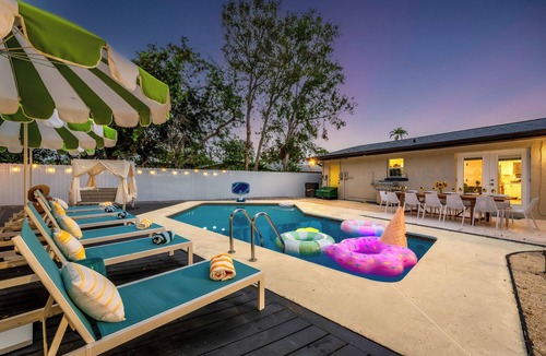 Largo House | WOW 6 BR Ice Cream House, Heated pool, 10 mins to Beach, BBQ, Karaoke, Fire pit