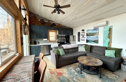 Robbinsville House | Wrigs Ridge | Tiny Cabin w/Views & Creek Sound