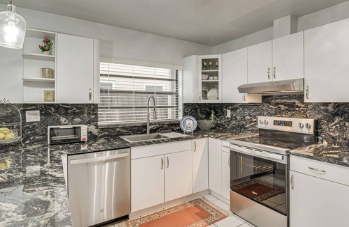 Davie House | Yard & Patio! Lakefront Family Escape in Sunrise