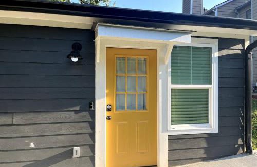 West End Apartment | Yellow Door Retreat Minutes to Dwntwn