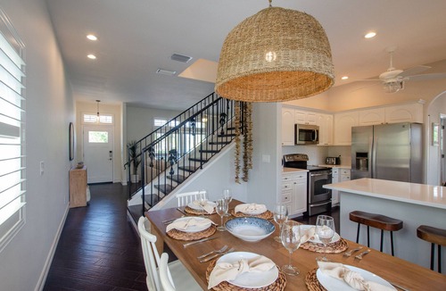 Treasure Island House | You Belong on a Beach ! Walk to Beach - Food - Bar ! Fully Stocked Kitchen