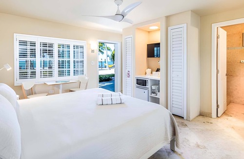Long Key Hotel | Your Ideal Home Base for Every Adventure! Outdoor Pool, Pets Are Welcome!