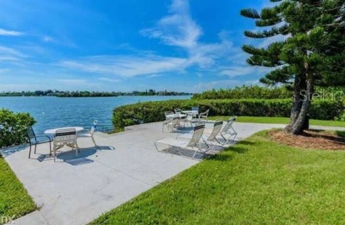 Largo Condo | Your Slice of Paradise: 1-Bedroom Condo on the Intercoastal.