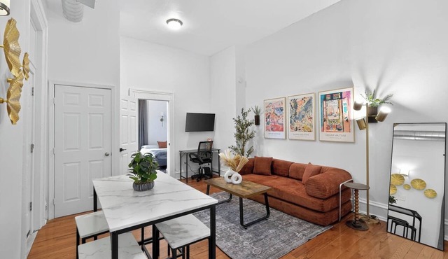 1/1 Center City | Sleeps 6 | Fast Wifi