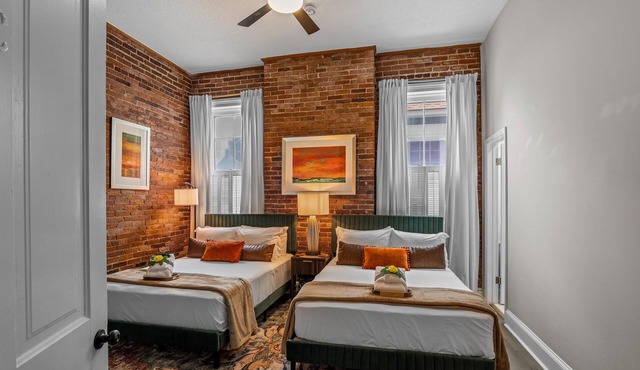 1 bedroom, 1 bathroom suite in Downtown Augusta. The sleeping arrangements for this unit are 2 full beds.