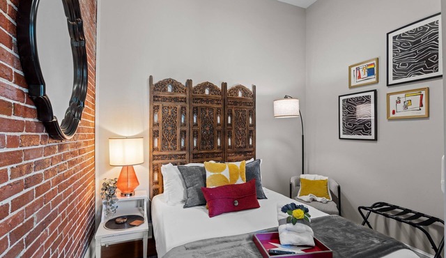 1 bedroom, 1 bathroom suite in Downtown Augusta. The sleeping arrangements for this unit are a full bed with couch in living room.