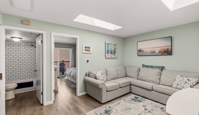 1 Bedroom Condo Next to Boardwalk with Parking, Pool and Hot Tub