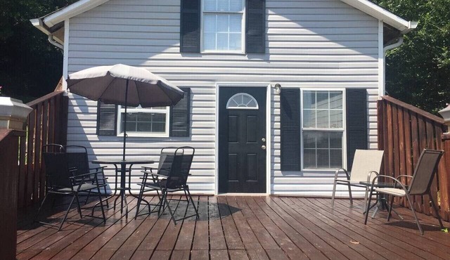 1 bedroom house with outdoor area LONG TERM 30d+