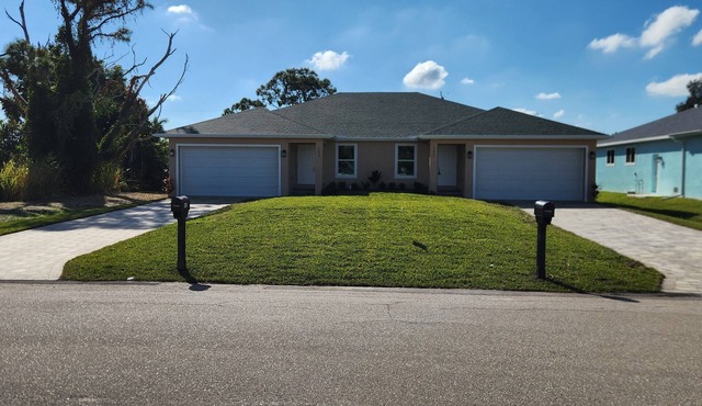 1 floor 3bedroom 2full bathroom apartment in Bokeelia with AC 2vehicle garage